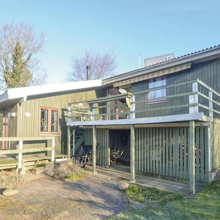 Three Bedroom Holiday In Semesterbostad